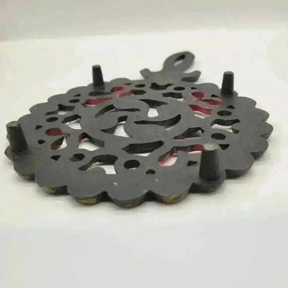 Vintage WILTON Cast Iron Painted Trivet W/ Feet Pot Holder Hot Plate Red Hearts - Picture 7 of 12